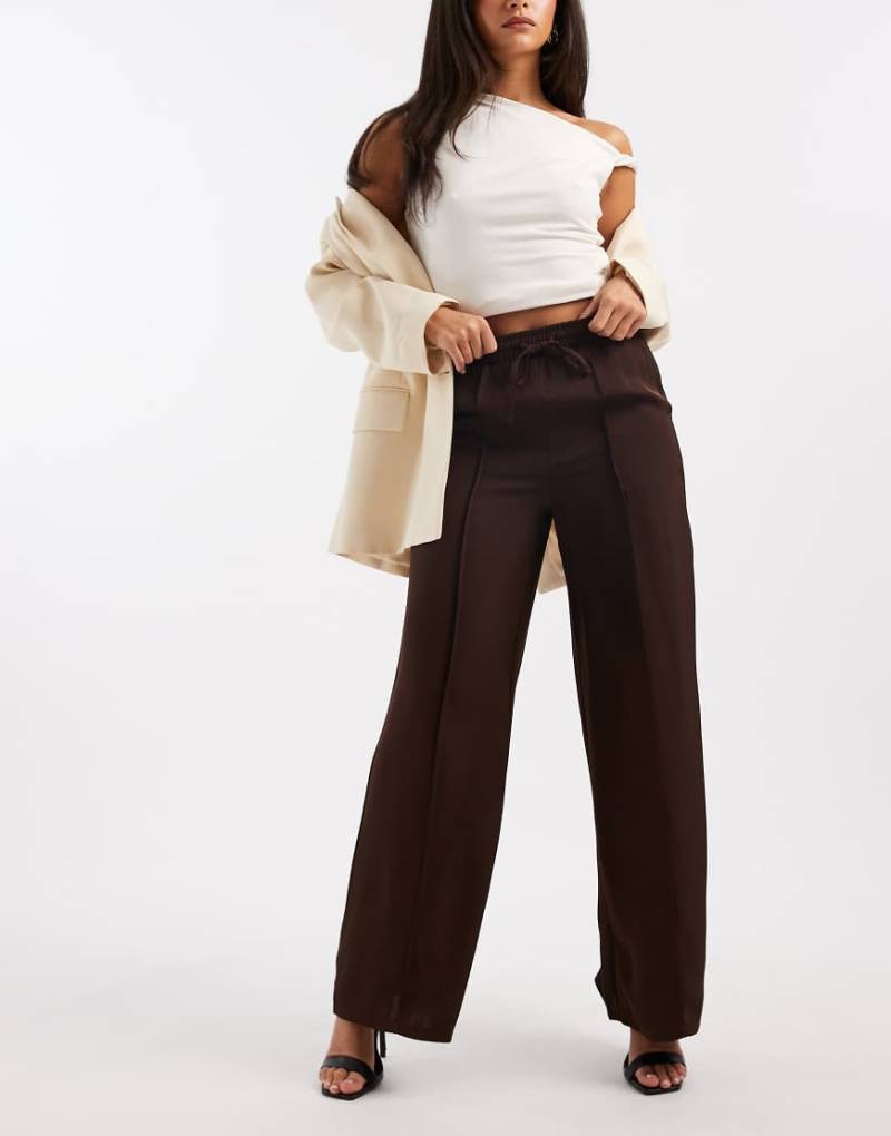 New Look - Weit geschnittene Hose aus Satin in Braun-Brown von New Look