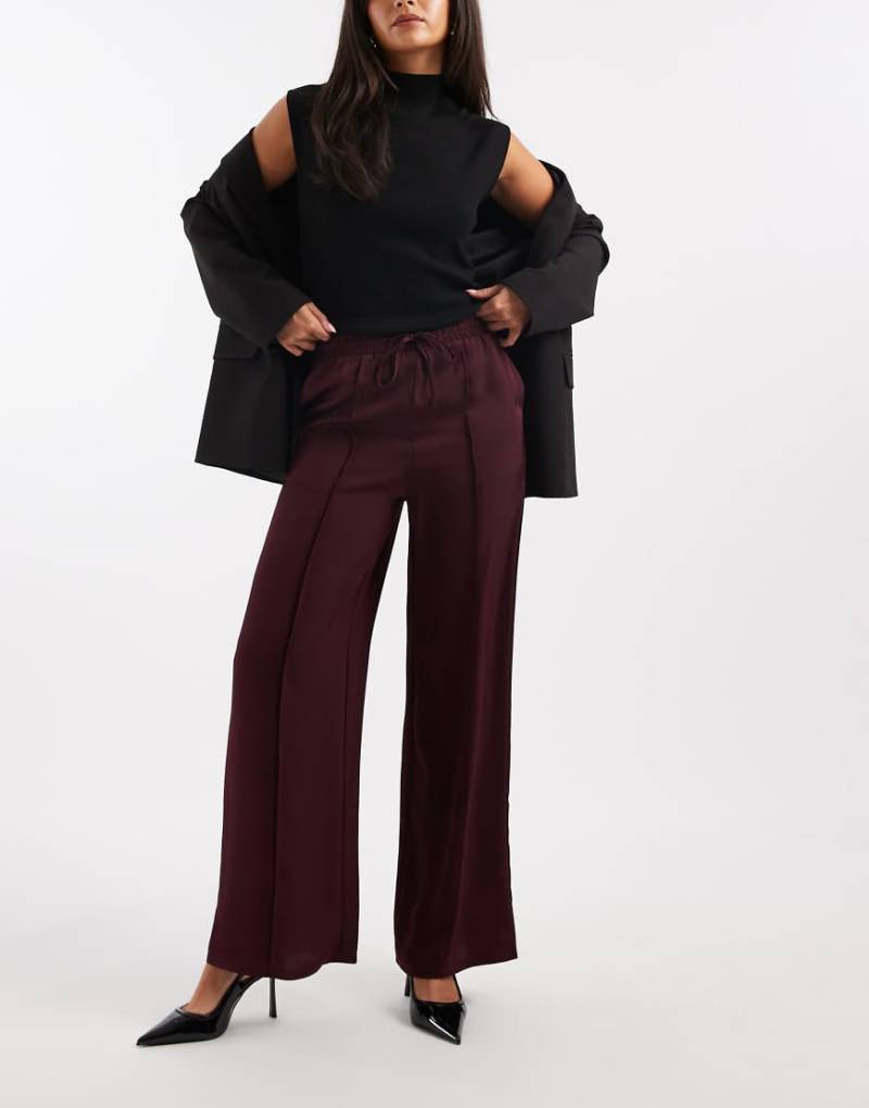 New Look - Weit geschnittene Hose aus Satin in Burgunderrot von New Look
