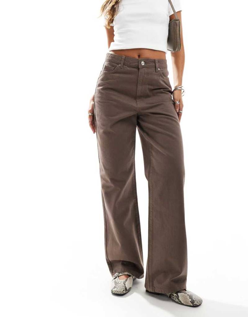 New Look - Weit geschnittene Jeans in Braun von New Look
