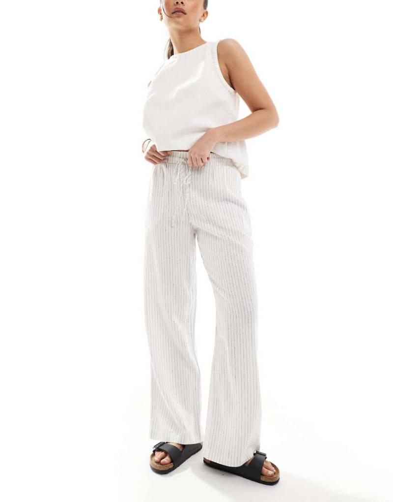 New Look - Weit geschnittene Leinenhose in gestreiftem Cremeweiß von New Look