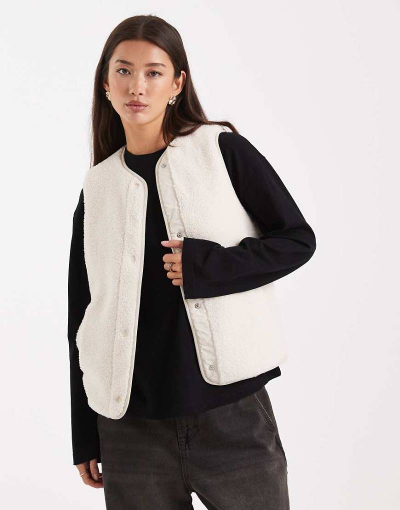 New Look - Weste aus Fellimitat in Creme-Weiß von New Look