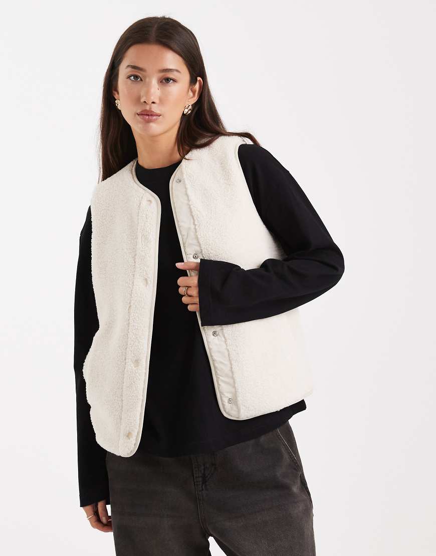New Look - Weste aus Fellimitat in Creme-Weiß von New Look