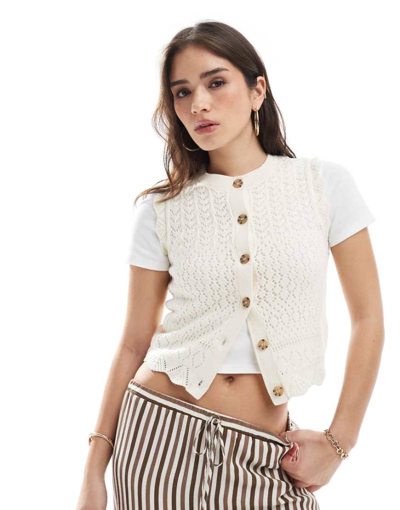 New Look - Weste in Creme mit Knopfleiste und Ziernähten-Weiß von New Look