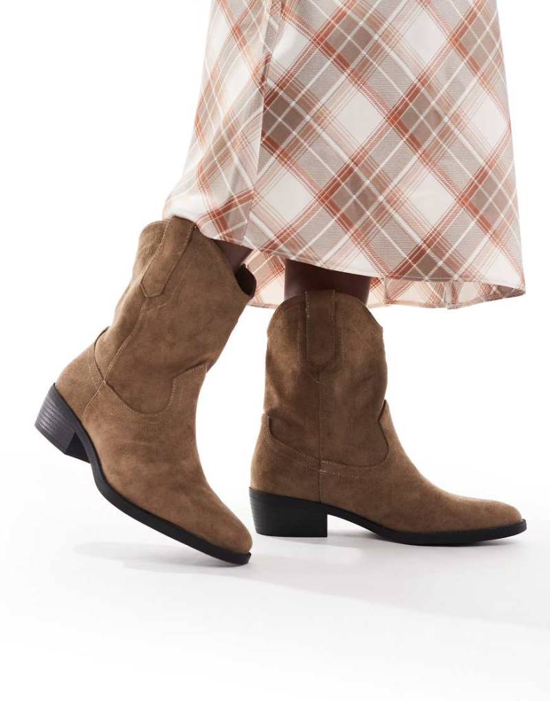 New Look - Western-Stiefeletten aus Wildlederimitat in Kamelbraun-Neutral von New Look