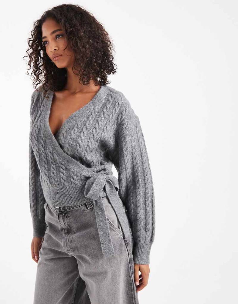 New Look - Wickel-Strickjacke in Mittelgrau mit Zopfmuster von New Look