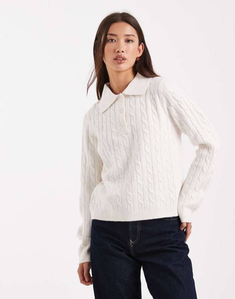 New Look - Zopfstrickpullover in Cremeweiß mit Polokragen von New Look