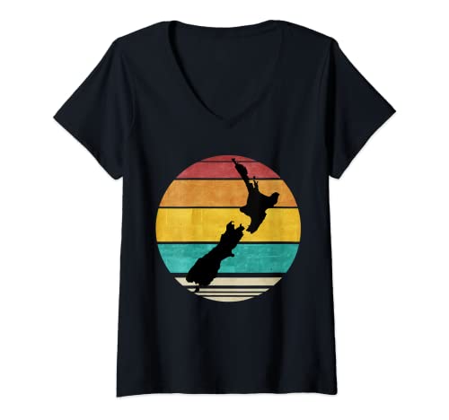 Damen New Zealand Map Retro Logo Vintage Kiwi Backpacker Reisen T-Shirt mit V-Ausschnitt Damen New Zealand Map Retro Logo Vintage Kiwi Backpacker Reisen T-Shirt mit V-Ausschnitt von New Zealand Designs Neuseeland Geschenke von Dom