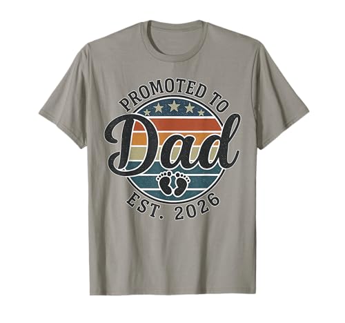 Zum Papa befördert Est 2026 New Daddy Expect Baby Vatertag T-Shirt Zum Papa befördert Est 2026 New Daddy Expect Baby Vatertag T-Shirt von New dad to be promoted for 1st time Fathers Day