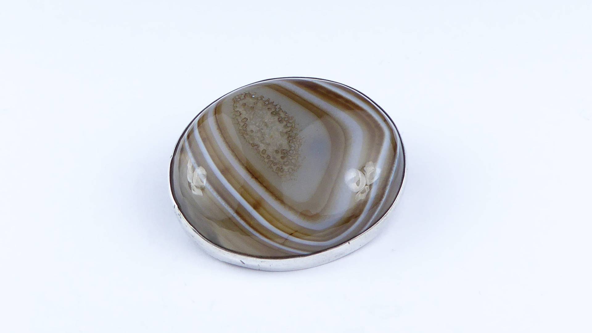 Silberne Und Polierte Bandachat-Brosche Silberne Und Polierte Bandachat-Brosche von New2uCollectables