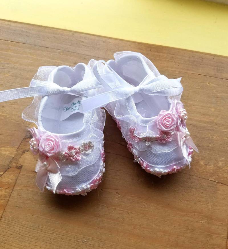Baby-Mädchenschuhe Rosa Weiß Gr. 00 Bis 3, Lavendelblüten, Weißer Satin, Mary-Janes, Rüschen, Perlen, Taufe, Vorstellung von NewBrideCo
