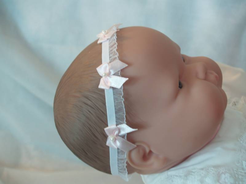 Baby Stirnband Rosa Schleifen Spitzenband, Mit Drei Hellrosa Perle in Der Mitte, Weißes Und Säugling von NewBrideCo