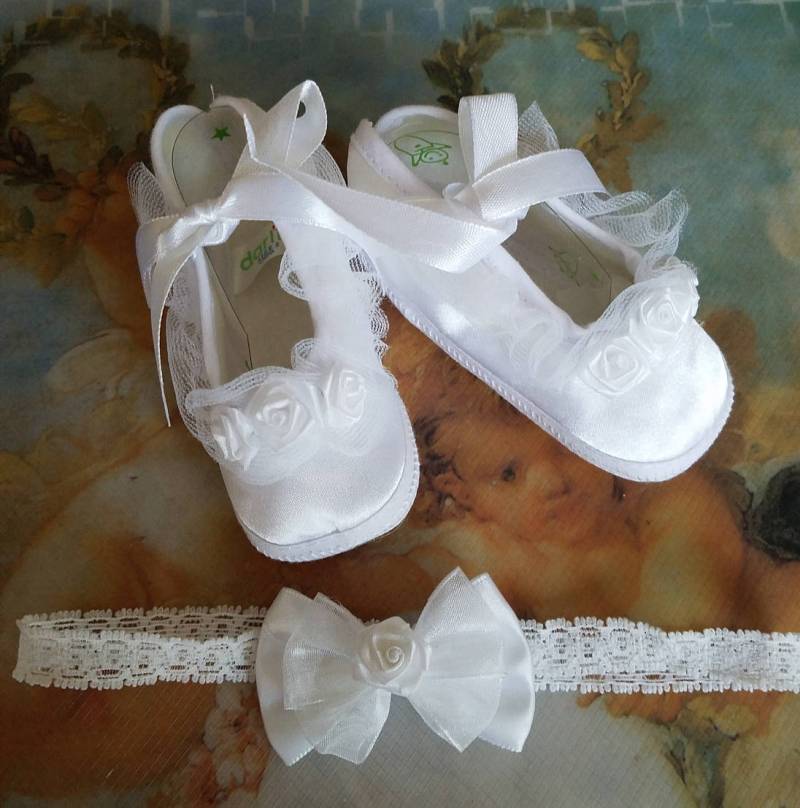 Baby Taufschuhe Set Mit Spitzen Stirnband, Mädchen, Mädchen Weiße Sarinschuhe Haarspitzenband von NewBrideCo