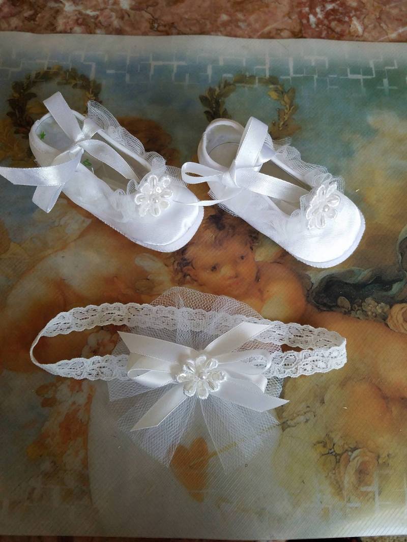 Baby Taufschuhe Set Mit Spitzenstirnband; Mädchen, Mädchen Weiße Sarin Schuhe Haarspitzen Band von NewBrideCo