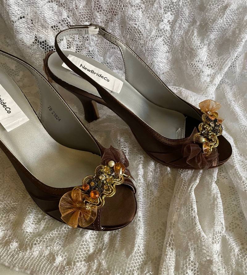 Braun Gold Schuhe Größe 7 Med Heels Komfortabel Mit Gold - Und Kupfertönen Hand Verzierte Brautschuhe, Open Toe Sling Rücken von NewBrideCo