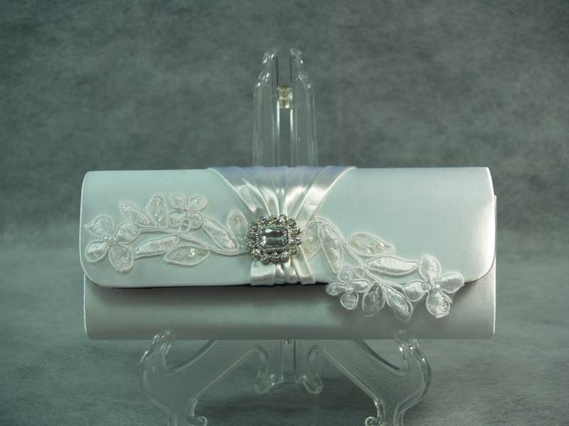 Braut Hochzeit Clutch Tasche Satin Weiß Oder Elfenbein Applikationen Und Kristall Brosche, Bling Braut, Weiße Handtasche, Abendtasche, Formale von NewBrideCo