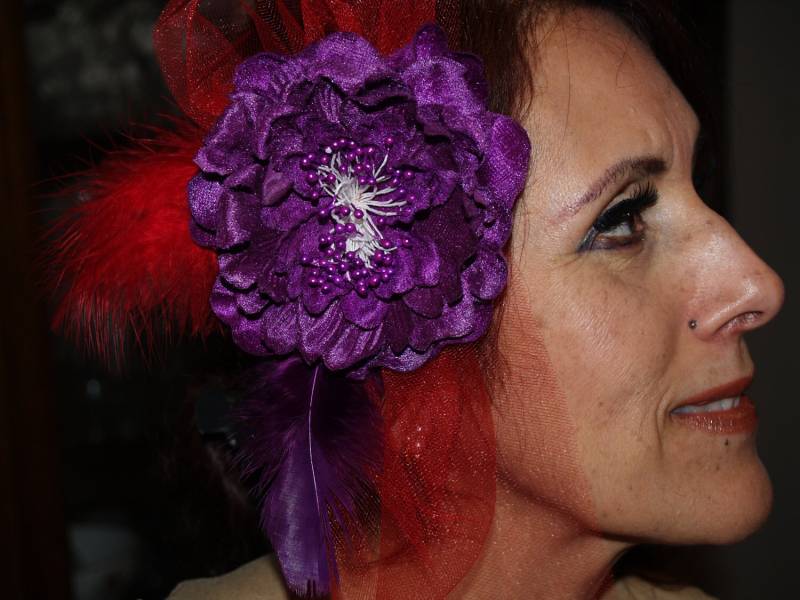 Rot Lila Fascinator Mit Illusion Netting Und Feder Haarkamm von NewBrideCo