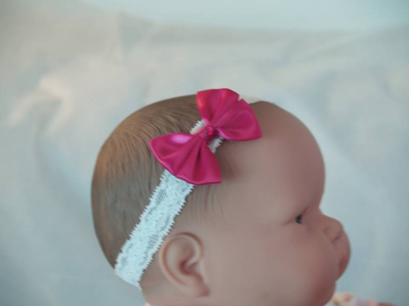 Säugling Baby-Fuchsia-Kopf-Band Stretch-Spitze, Heiße Rosa Schleife Auf Weißer Spitze, Hot Pink Spitze Stirnband, Outfit, Dusche Geschenk von NewBrideCo