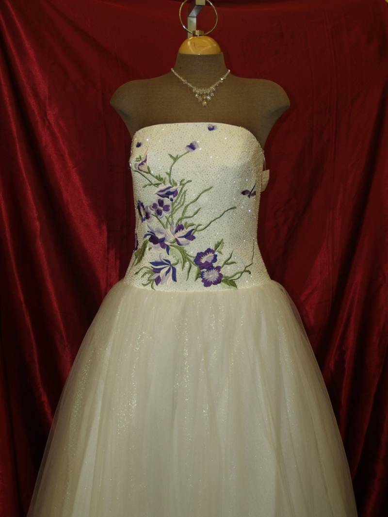 strapless Vintage Gestickte Lila Blumen Abendkleid Größe 10 in Weiß, Perlen Mieder, Abschlussball, Xv, Weiß Brautkleid von NewBrideCo