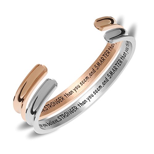 NewChiChi Gerilltes Manschettenarmband aus Edelstahl,Hochglanzpoliertes Band mit Gravur You're Braver Than You Believe,Stronger Than You Seem,and Smarter Than You Think von NewChiChi