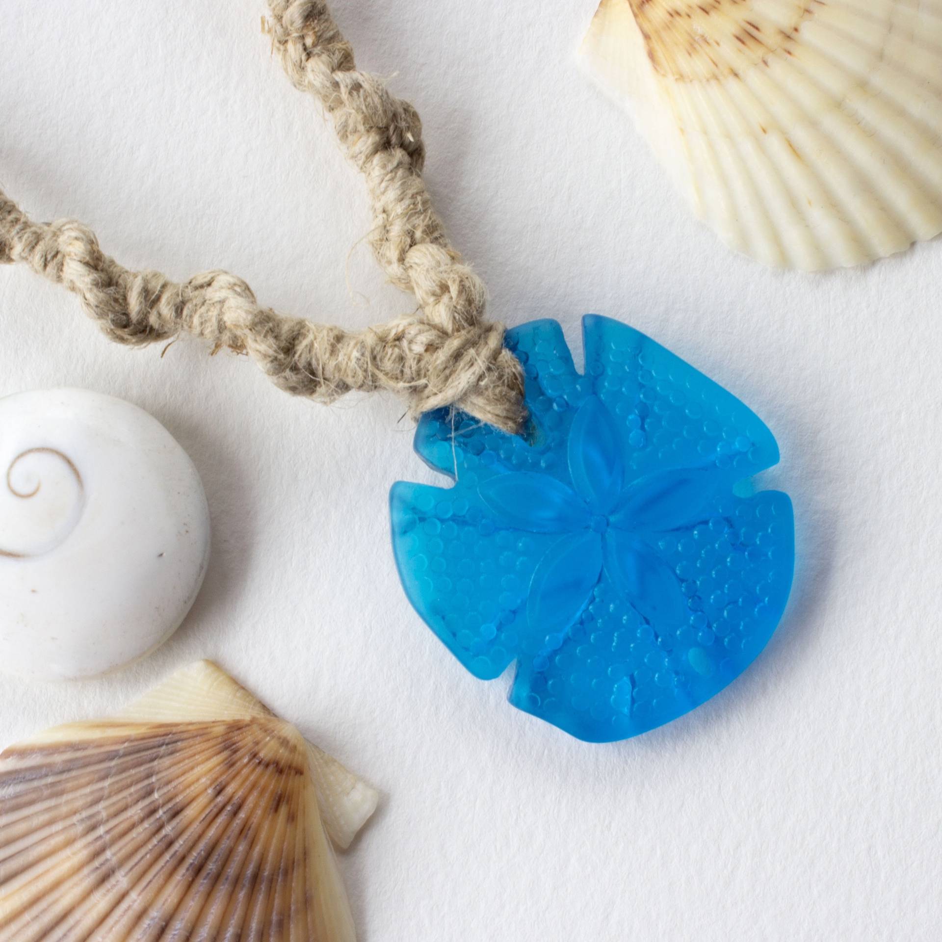 Große Sea Glass Sand Dollar Hanf Halskette von NewEnglandGems