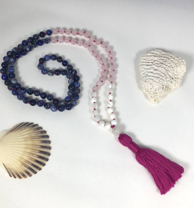 Sodalith, Rosenquarz Und Perlmutt 108 Mala Quaste Halskette Sodalith, Rosenquarz Und Perlmutt 108 Mala Quaste Halskette von NewEnglandGems