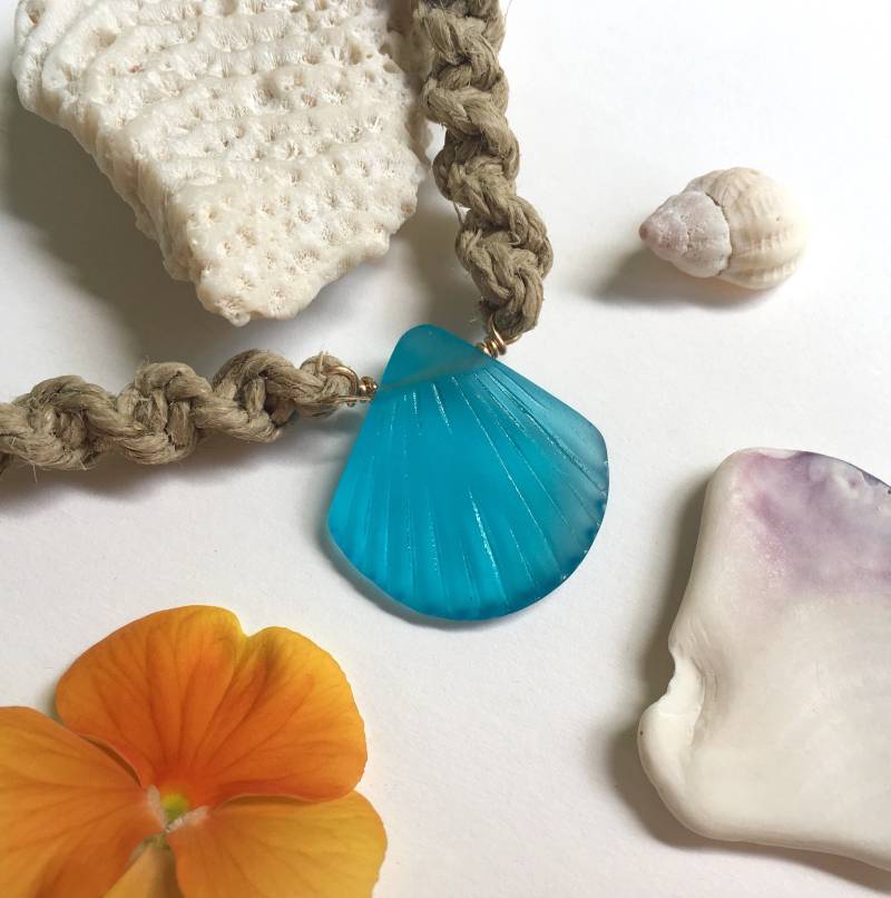 Türkis Meer Glas Scallop Shell Hanf Halsband Türkis Meer Glas Scallop Shell Hanf Halsband von NewEnglandGems
