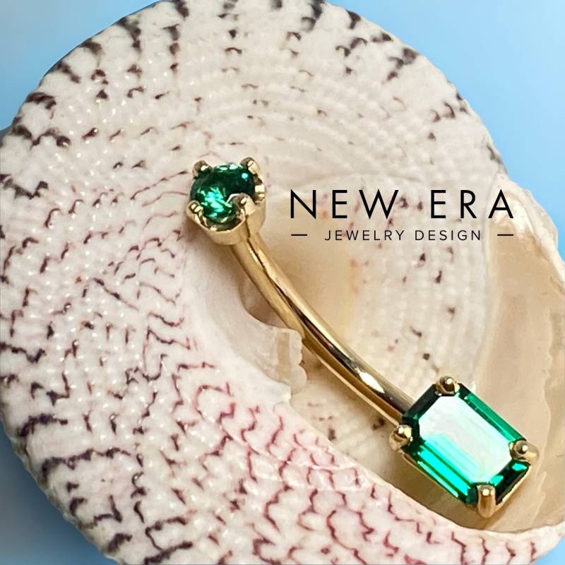 14 Karat Solides Gelbgold Bauchring Mit 7x5 Grüner Smaragd/Fancy Emerald Form Akzentuiert Kaufen Sie Eine 3 Mm Smaragdspitze von NewEraJewelryDesign