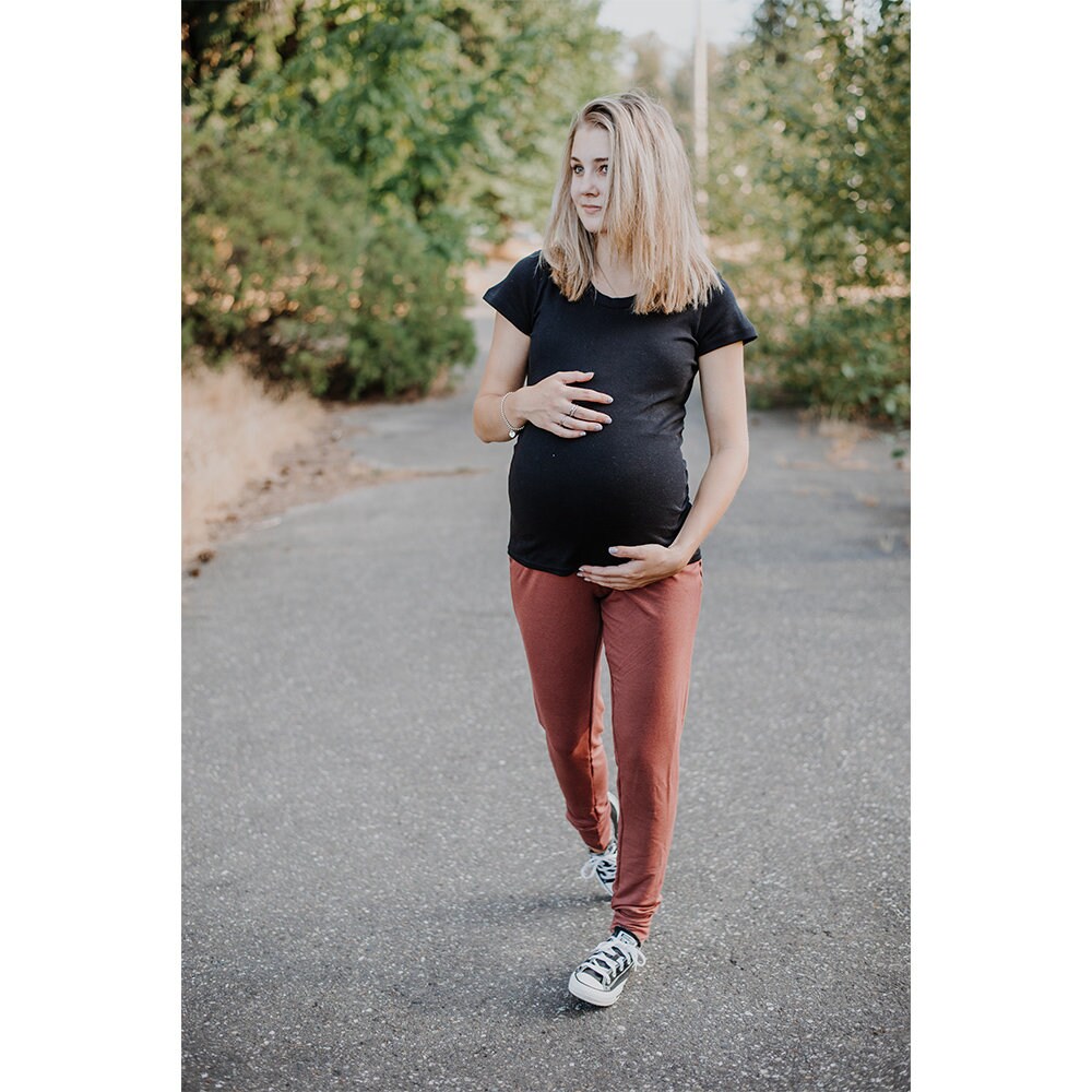 Voll Bauchband Mutterschaft Joggers - Mulberry von NewGenesMaternity