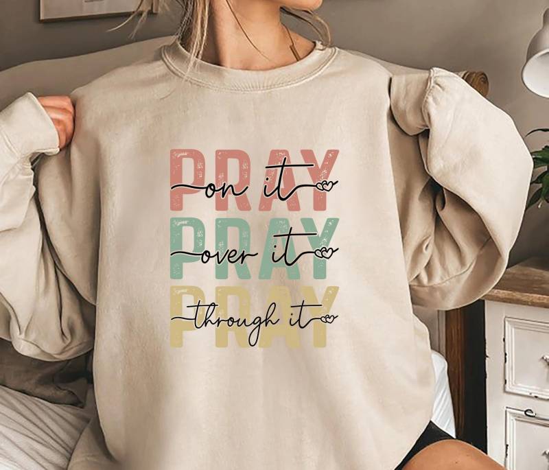 Beten Sweatshirt "Pray On It Over Through It' - Christliches Oversized Pullover Design, Glaubensgeschenke, Inspirierende Kirche Mode von NewGraphicGear