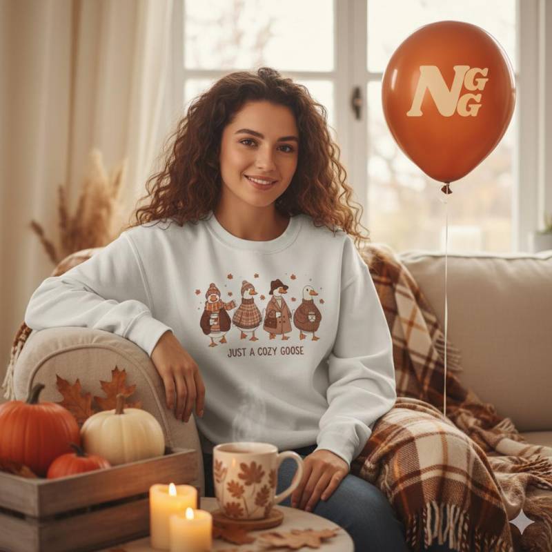 Fall Sweatshirt - Cute Cozy Goose Coffee Lover Crewneck With Autumn Leaves | Just A Cozy Goose Graphic Pullover, Comfy Unisex Season von NewGraphicGear