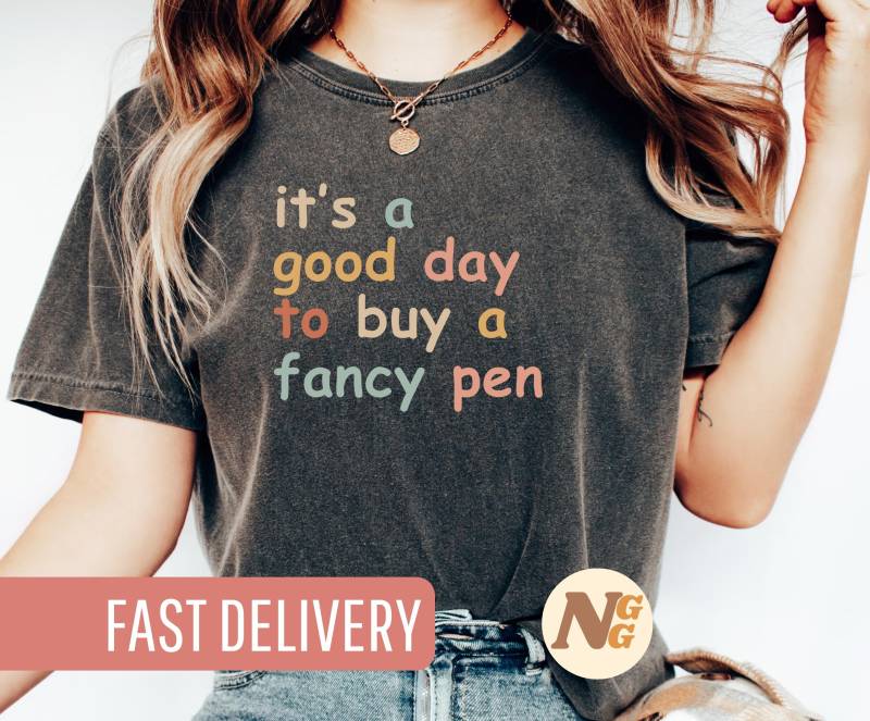 Lustiges Schreibwaren T-Shirt, Geschenk Für Fans Von Füllfederhaltern Und Edlen Stiften, Shirt Mit Humorvollem Spruch Büro-Enthusiasten von NewGraphicGear