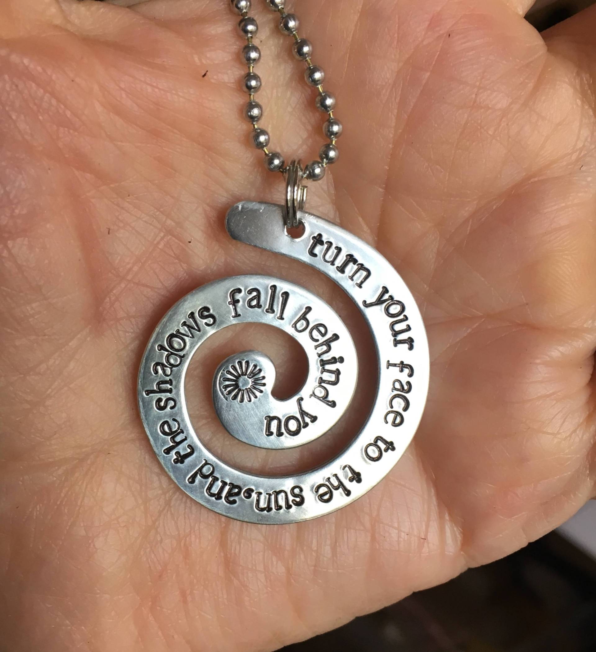 Motivierende Anhänger | Wende Dein Gesicht Der Sonne Zu Und Die Schatten Fallen Hinter Dir Handgestempelt Inspirierendes Geschenk Maori Sprichwort Motivierende Anhänger | Wende Dein Gesicht Der Sonne Zu Und Die Schatten Fallen Hinter Dir Handgestempelt Inspirierendes Geschenk Maori Sprichwort von NewIntention