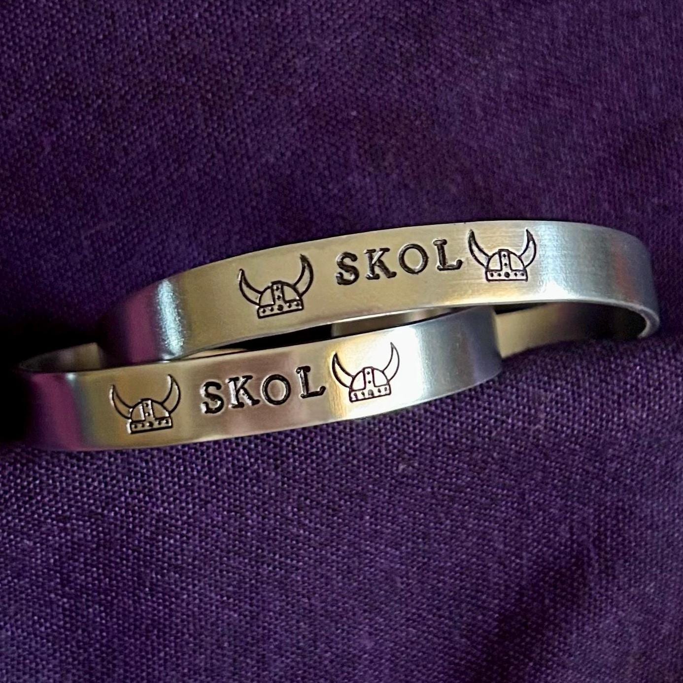 Skol | Los Wikinger Manschette Armband Wikinger Helm Handgestempelt Aluminium Minnesota Fans 6", 7". Unisex. Hergestellt in Den Usa Skol | Los Wikinger Manschette Armband Wikinger Helm Handgestempelt Aluminium Minnesota Fans 6", 7". Unisex. Hergestellt in Den Usa von NewIntention