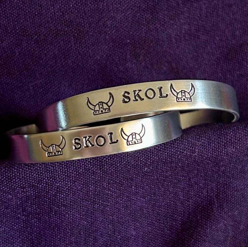 Skol | Los Wikinger Manschette Armband Wikinger Helm Handgestempelt Aluminium Minnesota Fans 6", 7". Unisex. Hergestellt in Den Usa Skol | Los Wikinger Manschette Armband Wikinger Helm Handgestempelt Aluminium Minnesota Fans 6", 7". Unisex. Hergestellt in Den Usa von NewIntention