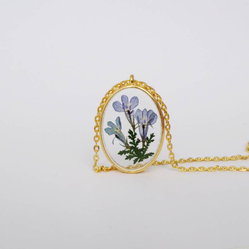 Echte Blumen Halskette Getrocknete Blaue Blumen, Gold Resin Anhänger von NewJewelleryStory