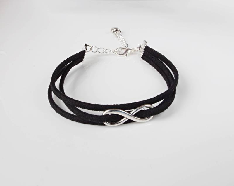 Infinity Armband Versilberter Anhänger, Wildlederband von NewJewelleryStory