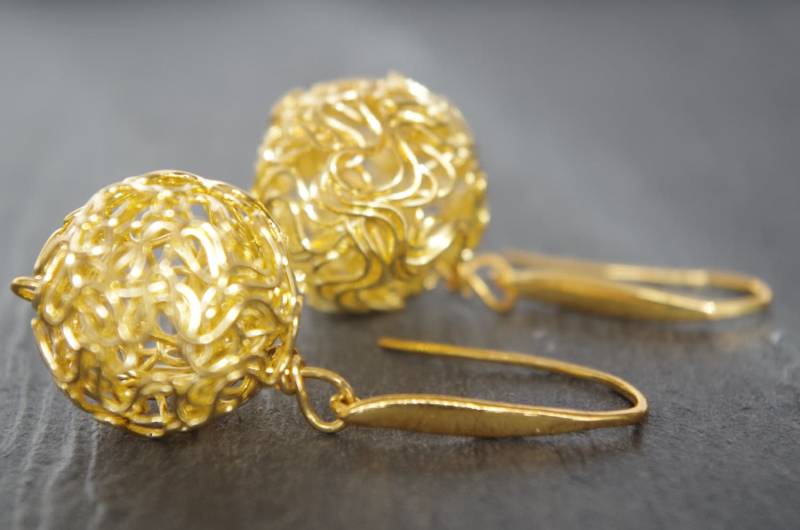 Gold Pusteblumen Ball Ohrringe Moderne Ohrringe von NewJewelleryStory