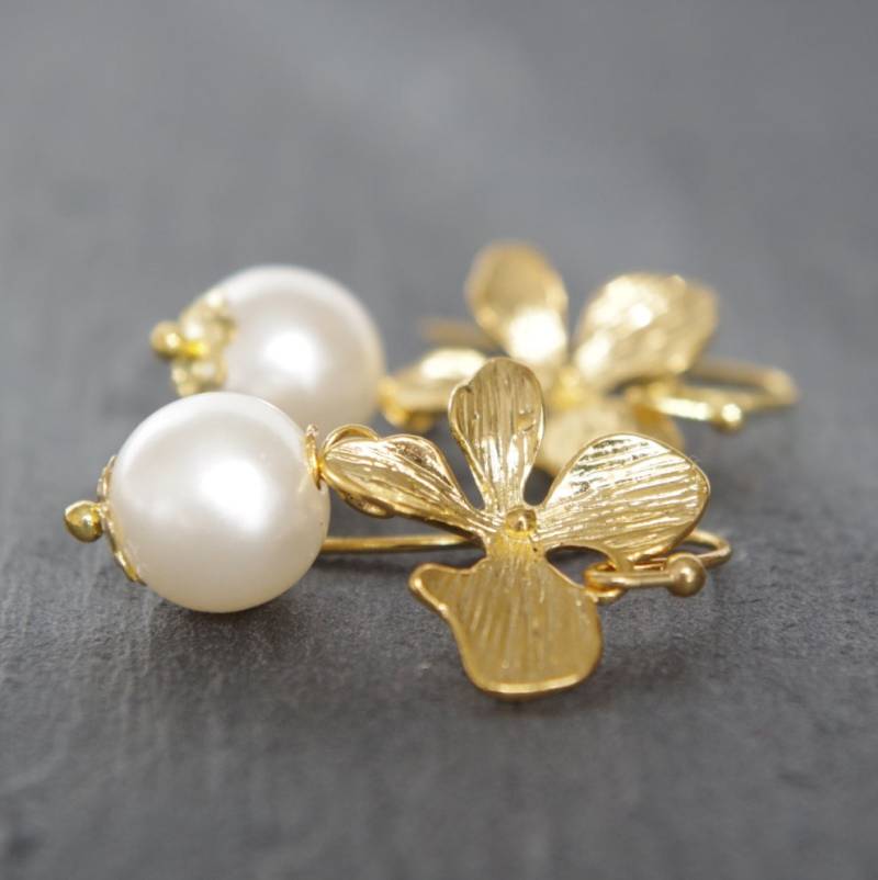 Gold Orchidee Perle Tropfen Ohrringe Handgemachter Floraler Brautschmuck von NewJewelleryStory