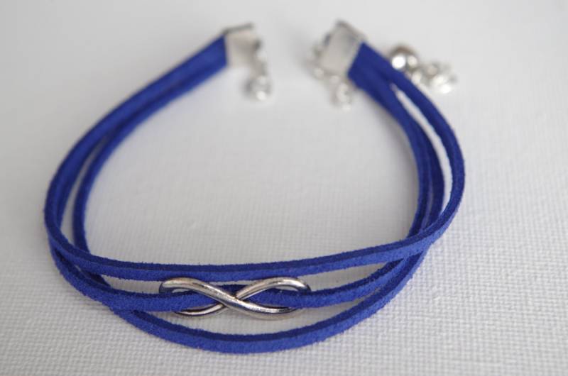 Blaues Wildleder Infinity-Armband Versilberter Knebelverschluss von NewJewelleryStory