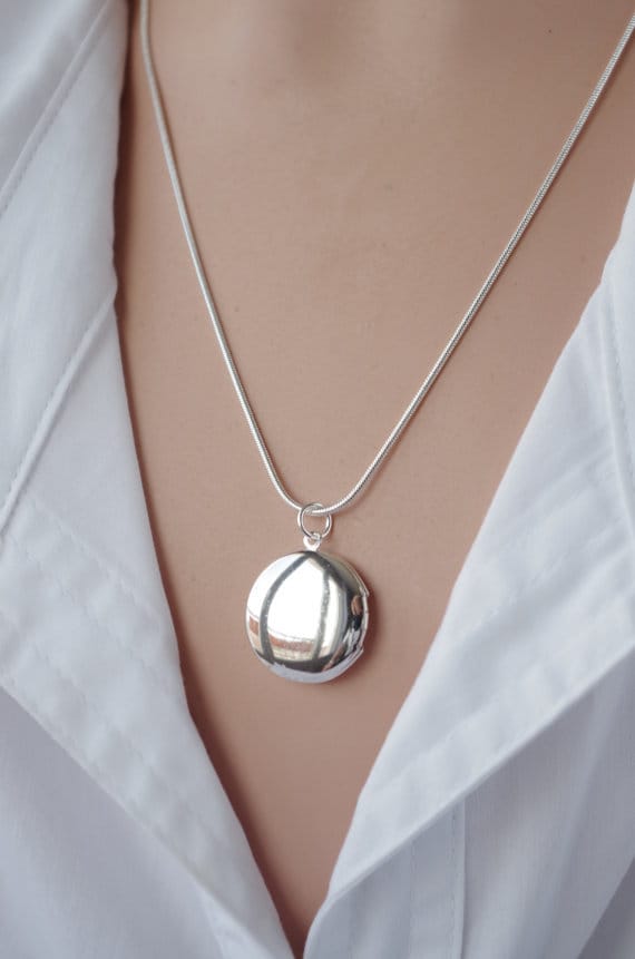 Winzige Silber Medaillon-Halskette Filigranes Foto-Andenken | 20 Mm von NewJewelleryStory