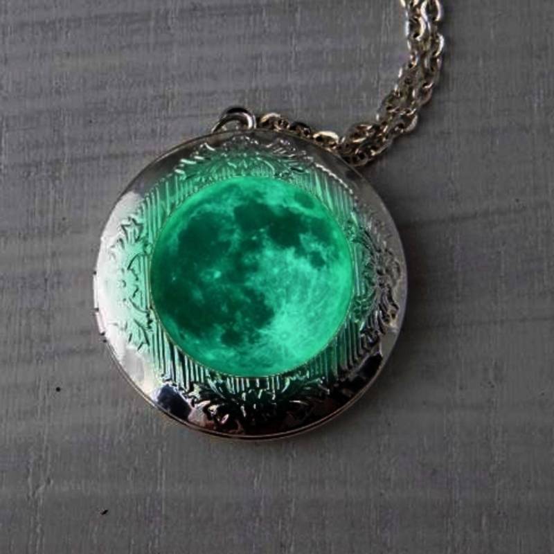 Leuchtende Mondphase Locket Halskette Personalisierter Luna Schmuck von NewJewelleryStory