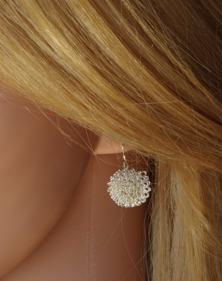 Versilberte Pusteblumenohrringe Moderner Blumenschmuck von NewJewelleryStory