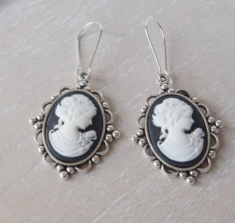 Schwarze Cameo Ohrringe Im Victorian Goth Stil, Silberfarben von NewJewelleryStory