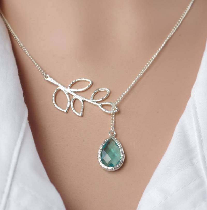 Silber Lariat Kette Grüner Geburtsstein Teardrop Anhänger von NewJewelleryStory