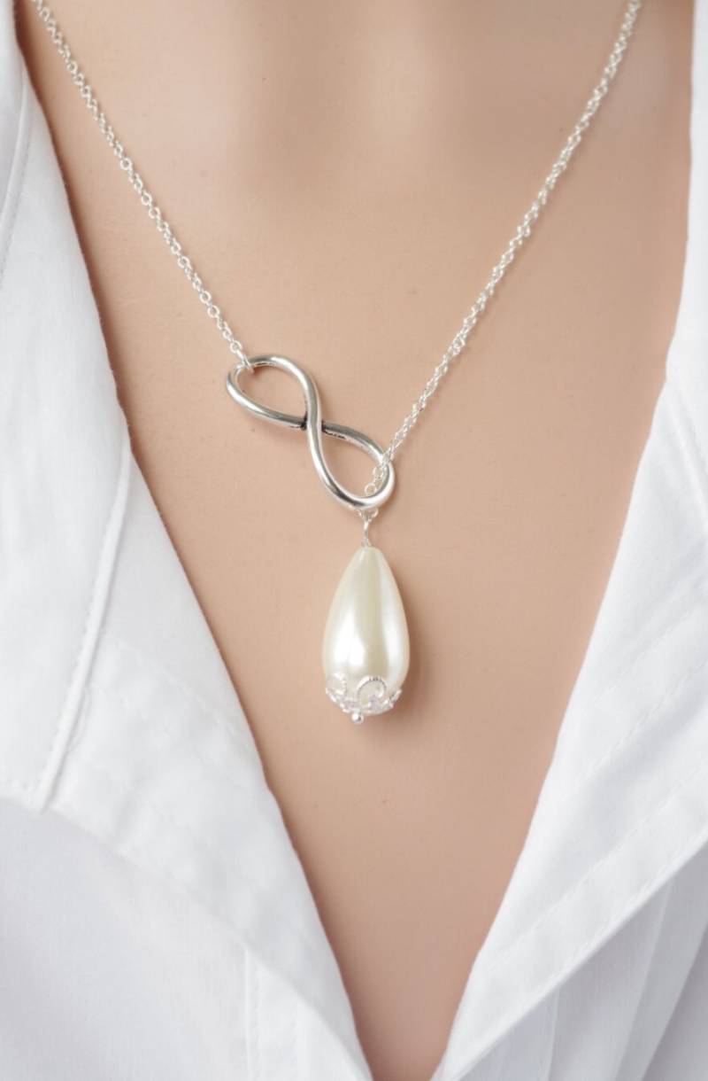 Perlen Lariat Halskette Infinity Charm Brautschmuck von NewJewelleryStory
