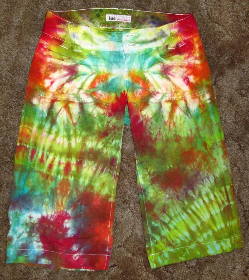 Tie Dye Shorts - Damen Größe 1 Capri Hose Regenbogen von NewLifeForOldClothes