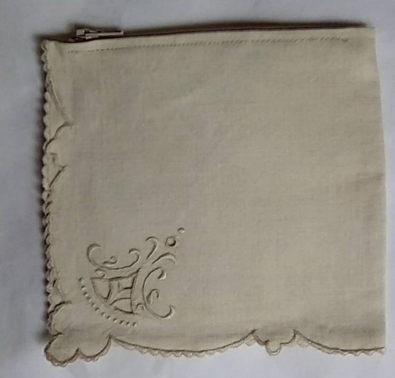 Schöne Bestickte Vintage Leinen Umfunktioniert in Geldbörse Oder Kleine Reißverschlusstasche von NewLifeStitches