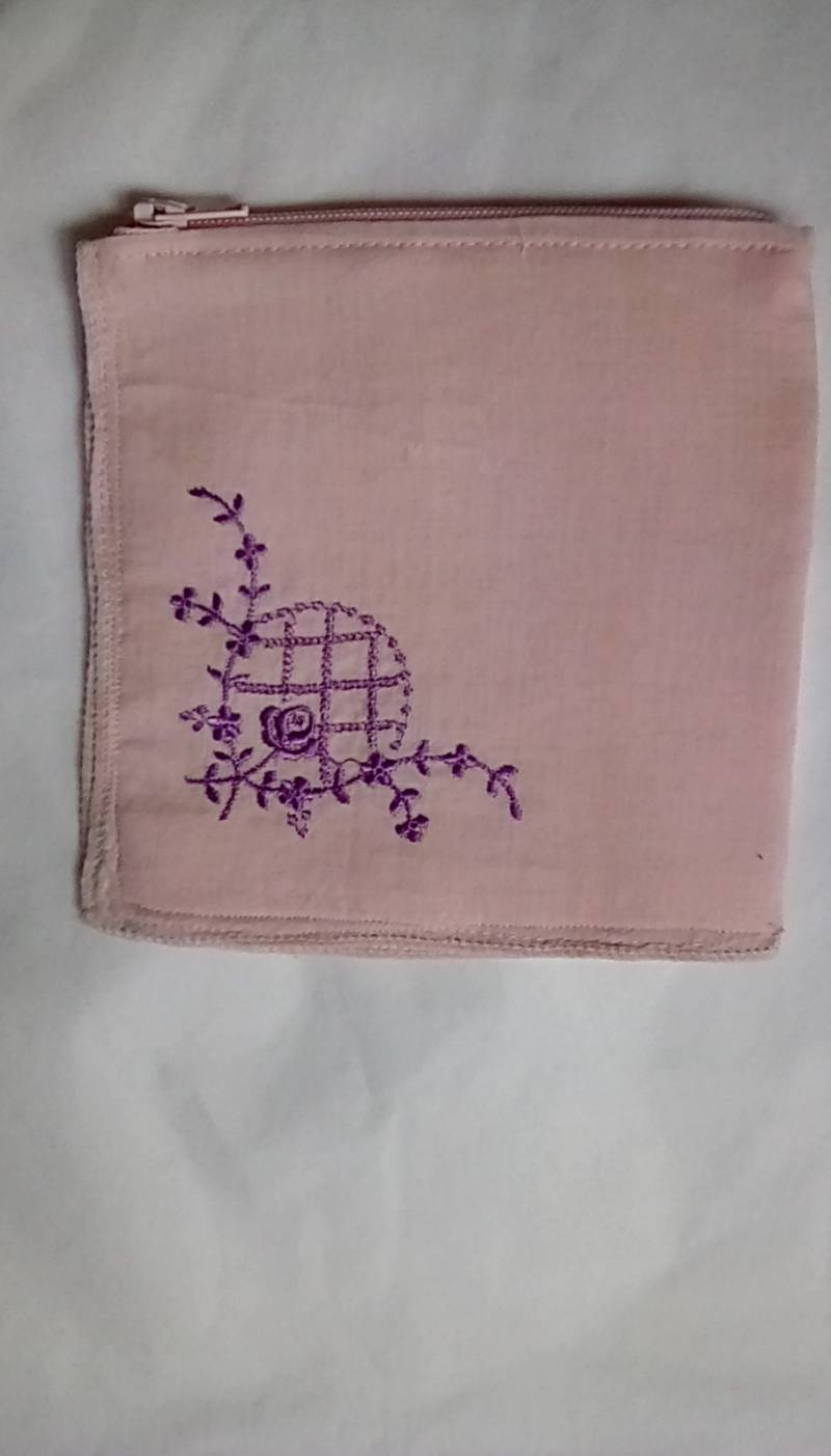 Schöne Vintage Stofftaschentuch Mit Zarten Stickereien, Umfunktioniert in Einen Einzigartigen Geldbörse Oder Kleine Reißverschlusstasche von NewLifeStitches