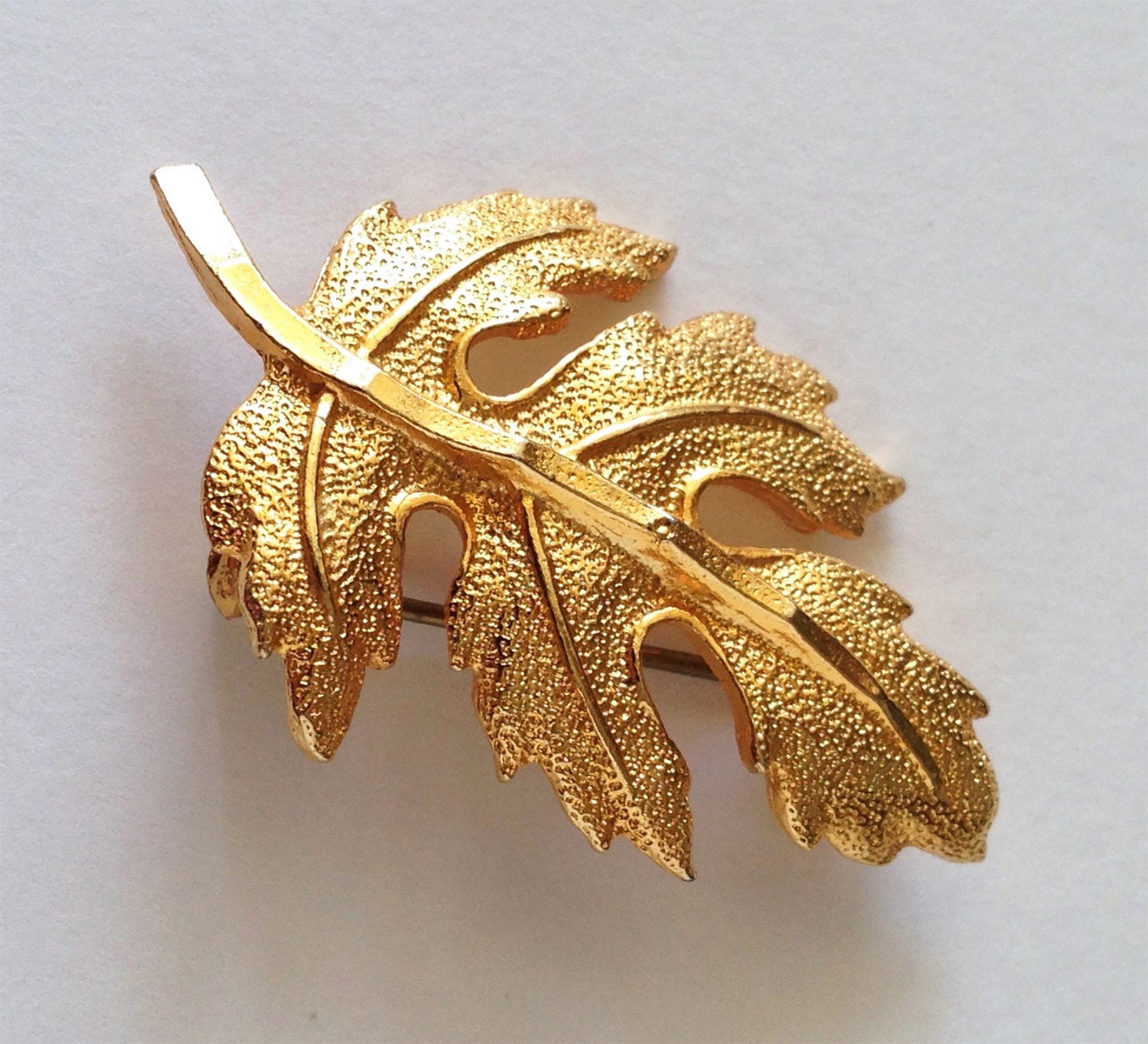 Vintage Brosche Pin Blatt 18K Vergoldet Seltenes Sammlerstück Geschenk Modeschmuck Für Frauen Accessoire von NewLookJewelryArt