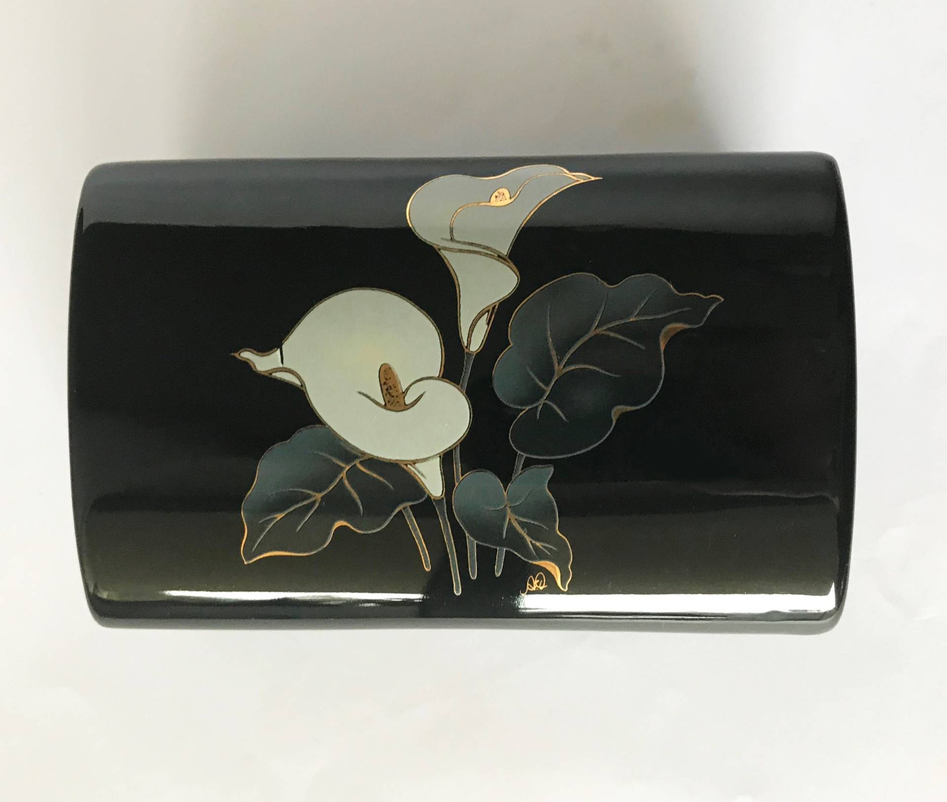 Vintage Schwarze Keramik Trinket Box Signierte Calla Lilie Porzellan Schmuckschatulle von NewLookJewelryArt